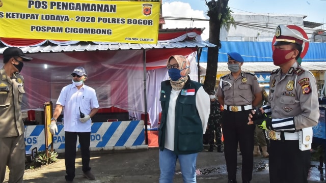 Bupati Bogor Ade Yasin (ketuga kanan) saat meninjau pos pengamanan mudik Pospam Cigombong. Foto: Dok. Istimewa
