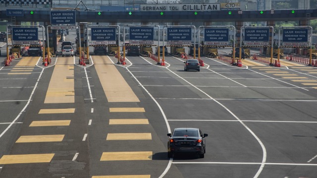 Kendaraan melintas di Tol Cililitan, Jakarta, Rabu (29/4). Foto: ANTARA FOTO/Aprillio Akbar