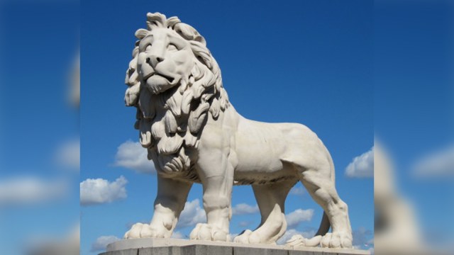 Patung singa yang terbuat dari batu coade | Commons Wikimedia