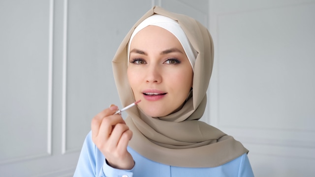 Ilustrasi Tips Makeup Simple & Tahan Lama untuk Hari Lebaran. Foto: Dok. Shutterstock
