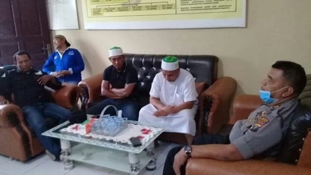 Proses mediasi antara pihak FPI dan pemilik warung tuak di Kecamatan Batang Kuis Sumut. Foto: Dok. Istimewa