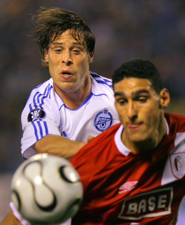 Marouane Fellaini (depan) saat masih memperkuat Standard Liege. Foto: AFP/Interpress/Alexander Nikolaev