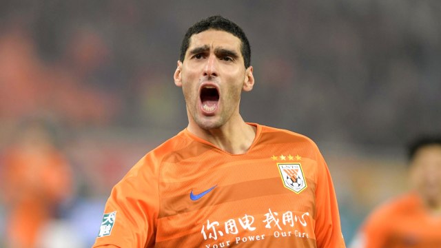 Marouane Fellaini merayakan gol untuk Shandong Luneng di Liga Super China. Foto: AFP/Stringer