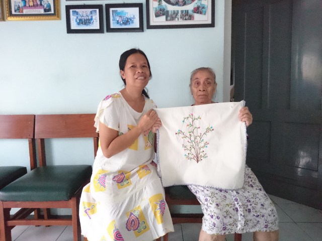 Rita Winarni (kiri) pengasuh di Panti Wreda Perandan Padudan bersama Jasmi, (kanan), lansia yang tinggal di panti. Foto : Widi Erha Pradana