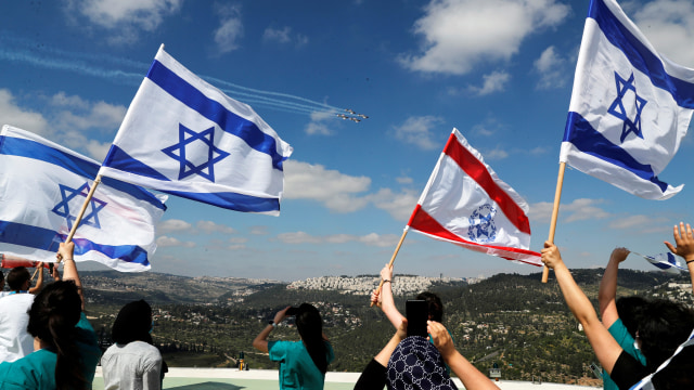 Staf medis merayakan Hari Kemerdekaan Israel yang ke-72 di Yerusalem (29/4). Foto: REUTERS/Ronen Zvulun