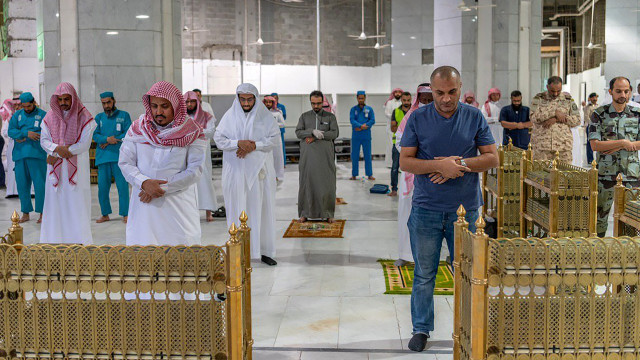 Penerapan social distancing saat salat dekat Ka'bah di Masjidil Haram selama bulan suci Ramadhan. Foto: Saudi Press Agency via REUTERS