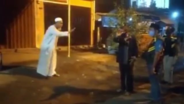 Viral perdebatan seorang pasien positif corona dengan petugas medis di Mataram. (Foto: Intagram/@viralterkini99)