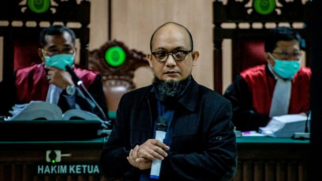 Penyidik KPK Novel Baswedan bersaksi dalam sidang lanjutan kasus penyiraman air keras terhadap dirinya, di Pengadilan Negeri Jakarta Utara, Kamis (30/4). Foto: ANTARA FOTO/Aprillio Akbar