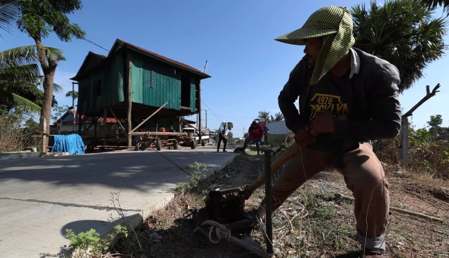 Melihat warga Kamboja memindahkan rumah. Foto: AP Photo/Heng Sinith