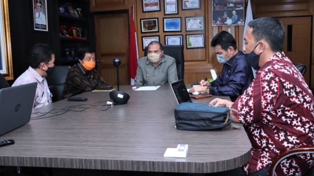 Gubernur Babel, Erzaldi Rosman, beserta jajaran mengikuti pembukaan Musyawarah Perencananan Pembangunan (Musrenbang) Nasional, Kamis (30/4). Foto: Dok. Pemprov Babel