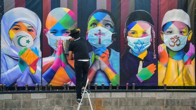 Seniman mural Brasil Eduardo Kobra bekerja pada karya mural terbarunya di kawasan Itu, 100 kilometer dari Kota Sao Pauolo, Brasil. Foto: AFP/NELSON ALMEIDA