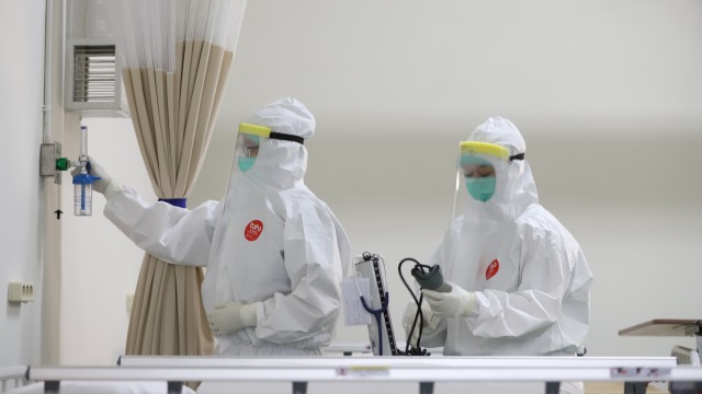 Staf medis menggunakan alat pelindung diri (APD) mempersiapkan ruang isolasi khusus untuk pasien corona di Ciputra Hospital Citra Garden City, Jakarta. Foto: Dok. Ciputra