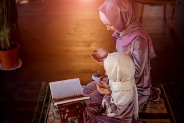 Ilustrasi mengajarkan anak berdoa, Shutterstock