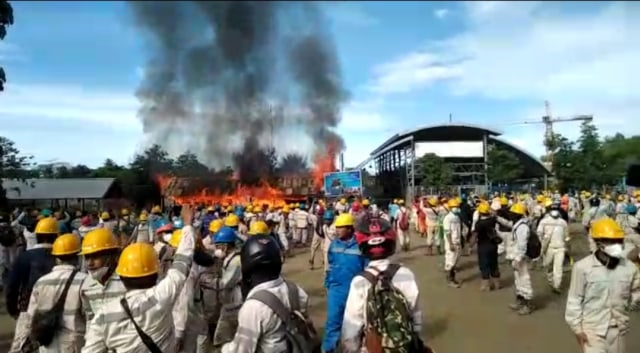 Ribuan buruh PT Indonesia Weda Bay Industrial Park (IWIP) di Halmahera Tengah, Maluku Utara, melakukan aksi saat Mey Day 2020. Foto: Istimewa