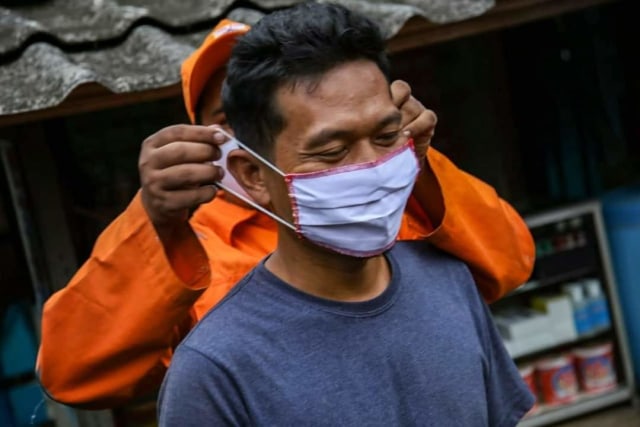 Pembagian masker gratis dari Pemprov DKI Jakarta. Foto: Dok. Pemprov DKI Jakarta
