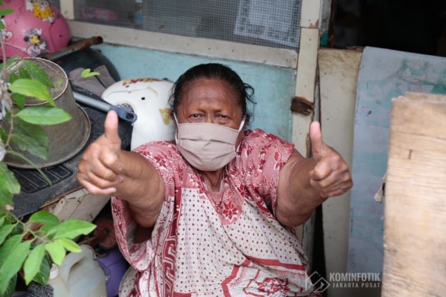 Salah seorang warga menerima masker pemberian dari Pemprov DKI Jakarta. Foto: Dok. Pemprov DKI Jakarta