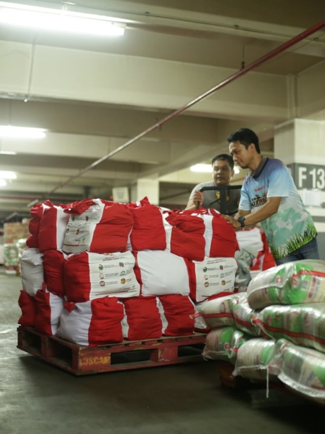 Anggota karang taruna dilibatkan dalam menyiapkan sembako di gudang logistik di Jakarta Timur. Foto: Dok. Kemensos