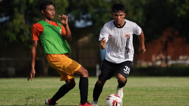 Sandi Sute (jersi putih), gelandang Persija Jakarta. Foto: dok. Persija