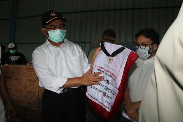 Menko PMK Muhadjir Effendy cek gudang dan distribusi sembako di Koja, Jakarta Utara.  Foto: Dok. Kemensos