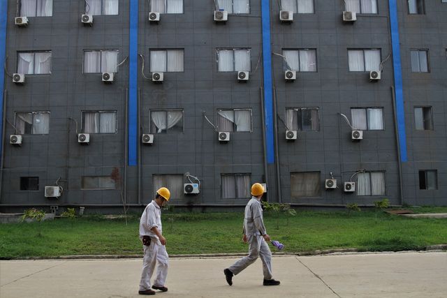 Tenaga kerja asing (TKA) beraktivitas di salah satu perusahaan pertambangan di Konawe, Sulawesi Tenggara (15/12). Foto: ANTARA FOTO/Jojon
