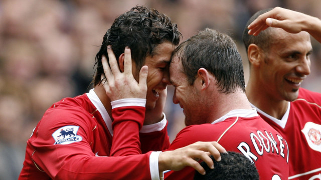 Cristiano Ronaldo dan Wayne Rooney merayakan gol untuk Manchester United pada musim 2006/07. Foto: AFP/Andrew Yates