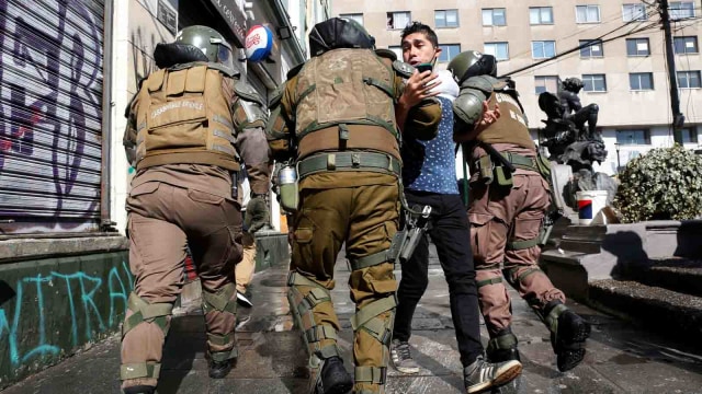 Demonstran dibubarkan pada aksi Hari Buruh di Chili. Foto: REUTERS / Ivan Alvarado