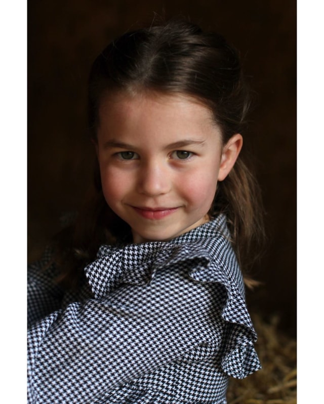 Putri Charlotte membagikan makanan sebelum ulang tahun yang ke-5. Foto: Instagram/@kensingtonroyal