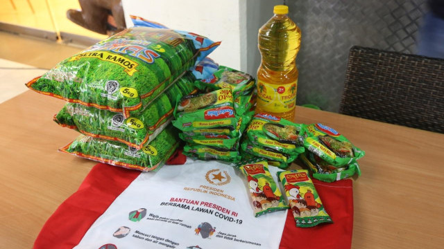 Bantuan sembako untuk masyarakat terdampak COVID-19. Foto: Dok. Menko PMK
