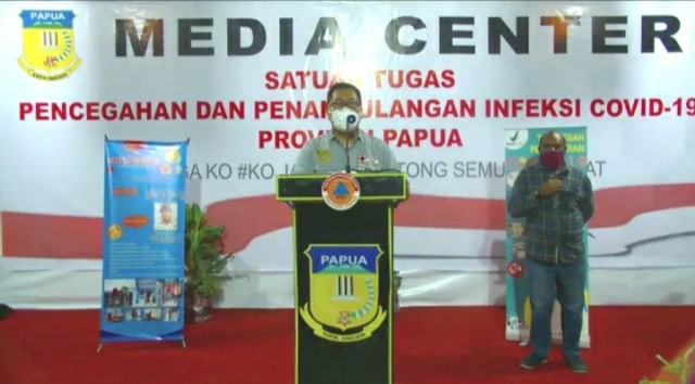 Juru Bicara Satgas penanganan COVID-19 Papua, Silwanus Sumule saat memberikan keteraangan pers di Kota Jayapura. Foto: Levin