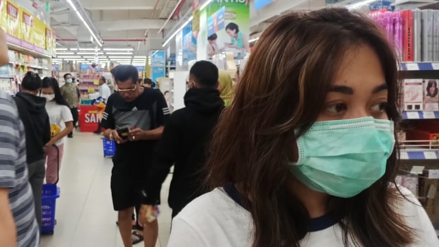 Ilustrasi memakai masker di pasar swalayan. Foto: Helmi Afandi Abdullah/kumparan