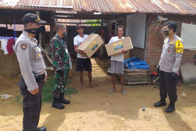 Kapolda Aceh dan Pangdam IM ikut menyerahkan bantuan. Dok. Polda Aceh