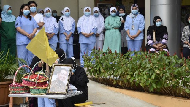 Suasana pelepasanperawat RSPI Sulianti Saroso yang meninggal, Sabtu (2/5). Foto: Dok. Istimewa