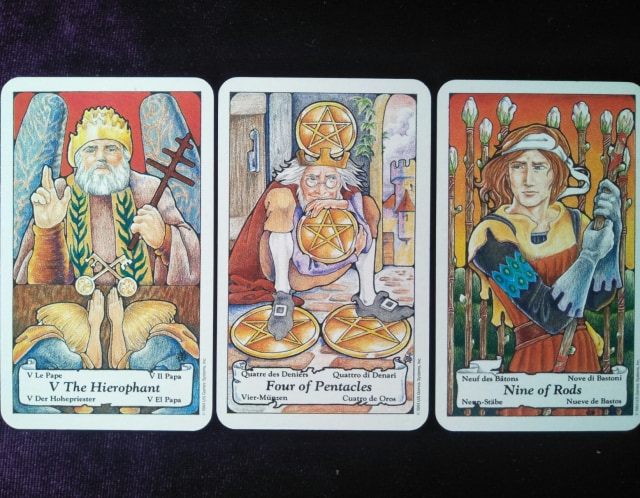 The Hierophant, Four of Pentacles, Nine of Rods (Foto: Lidia Pratiwi)