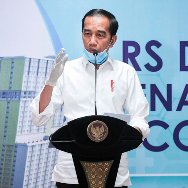 Presiden Joko Widodo memberikan keterangan pers saat meninjau Rumah Sakit Darurat Penanganan COVID-19 Wisma Atlet Kemayoran, Jakarta, Senin (23/3/2020).
 Foto: ANTARA/Hafidz Mubarak
