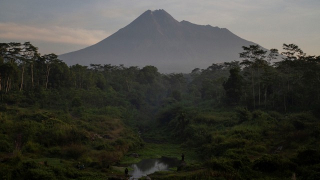 Puncak Gunung Merapi terlihat dari Sungai Gendol, Bronggang, Cangkringan, Sleman, DI Yogyakarta, Minggu (3/5). Foto: ANTARA FOTO/Hendra Nurdiyansyah