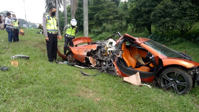 Mobil Sport Mclaren kecelakaan di Bogor. Foto: Dok. Polresta Bogor
