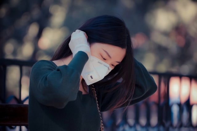 Ilustrasi perempuan pakai masker. dok. Unsplash