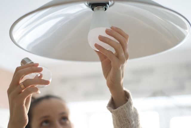 ilustrasi memasang lampu. Foto: Shutterstock
