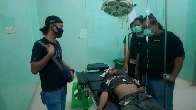 Seorang guru SD di Brebes babak belur dihajar massa karena hendak mencuri sembako. (Foto: Fajar Eko)