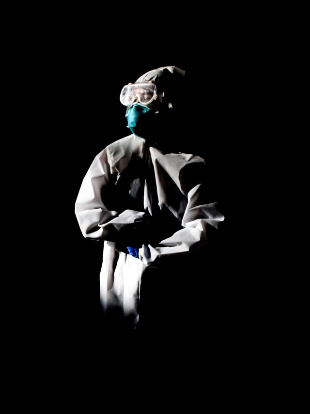 Petugas medis berpose usai memeriksa kesehatan tunawisma di ruang penampungan, GOR Ciracas, Jakarta Timur, Minggu (3/5). Foto: ANTARA FOTO/Muhammad Adimaja