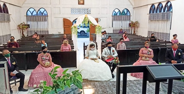 Suasana pemberkatan nikah mempelai di Minahasa saat pandemi corona. Duduk berjarak hingga wajib gunakan masker