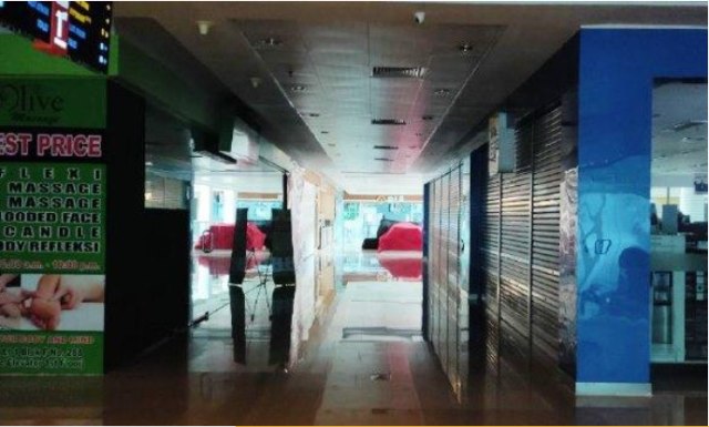 Salah satu lorong di Mega Mall Batam yang lengang semenjak pusat perbelanjaan itu ditutup sementara. (Foto: Dyah/batamnews)
