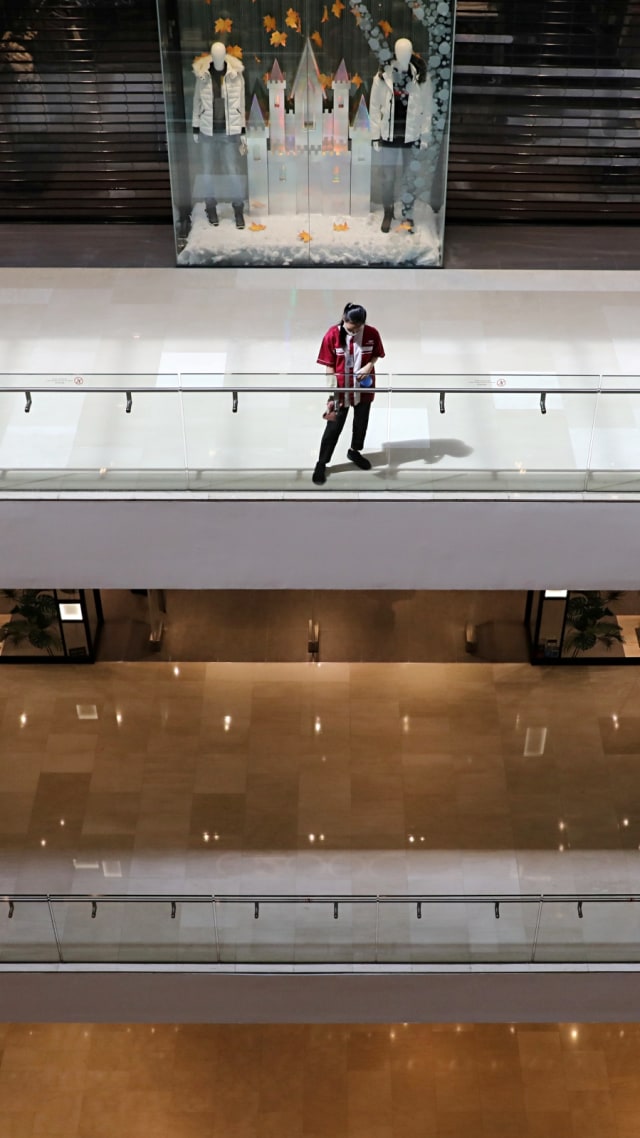 Seorang petugas kebersihan memberisak pegangan tangan pada salah satu mal di Kuala Lumpur, Malaysaia, Senin (4/5). Foto: REUTERS/Lim Huey Teng