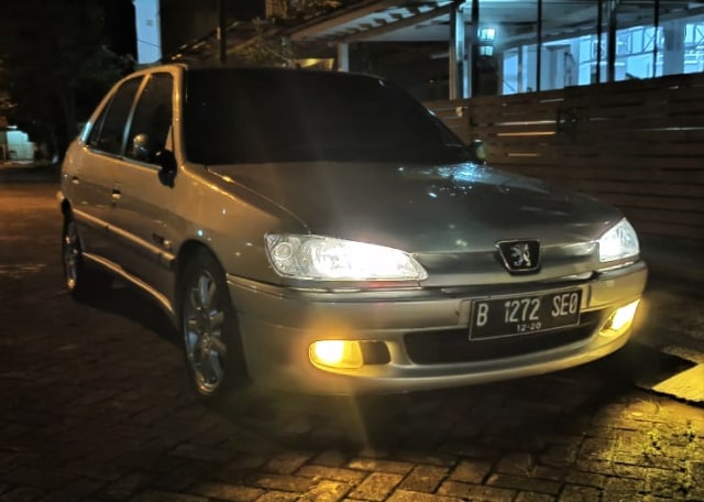 Ilustrasi penggunaan lampu jauh pada mobil. Foto: Muhammad Ikbal/kumparan