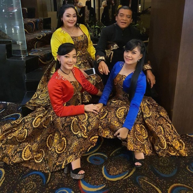 Didi Kempot dan Yan Vellia berbaju kuning. Foto: dok yanvellia_dkmanagement