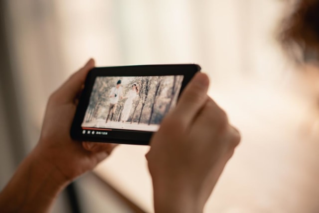 Ilustrasi menonton film di smartphone. Foto: Kemenparekraf