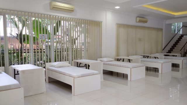 Aula gedung sekretariat RW 12 Kelurahan Pegangsaan Dua, Kelapa Gading, Jakarta Utara dijadikan tempat isolasi ODP COVID-19. Foto: Dok. Istimewa