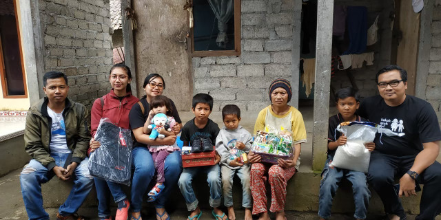Penyerahan bantuan oleh kakak asuh kepada adik asuhnya - IST