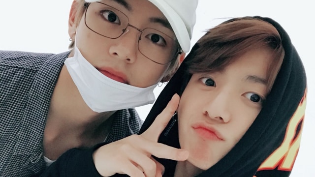 Jungkook dan V BTS. Foto: Twitter/BTS_twt