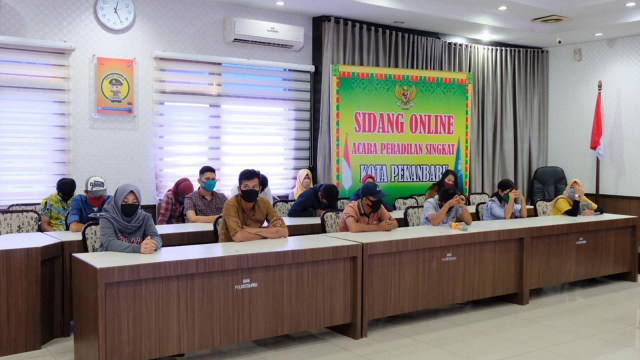 SIDANG online Acara Peradilan Singkat bagi para pelanggar Pembatasan Sosial Berskala Besar (PSBB) di Kota Pekanbaru. 